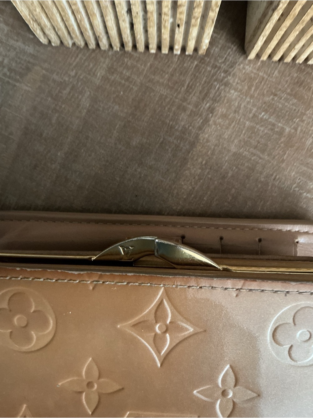 Louis Vuitton Vernis Monogram Kisslock Compact Wallet in Tan/Gold - Picture 8 of 8